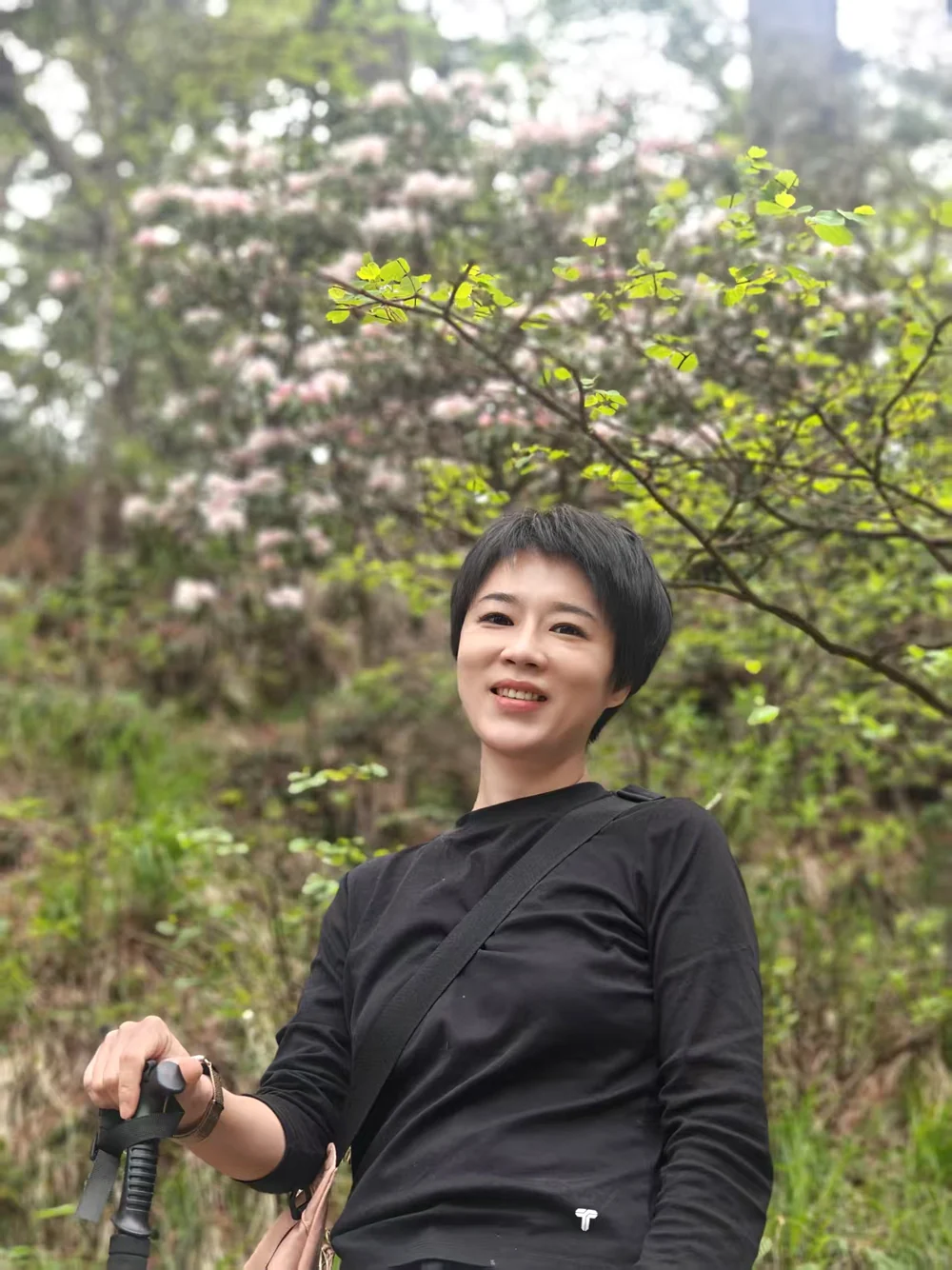 周明在树林中的自然照片
